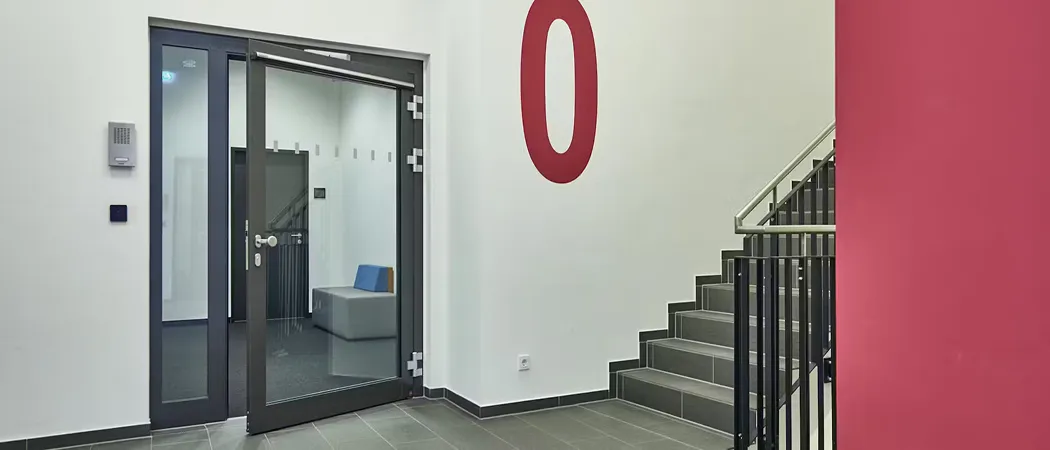 Uși automate batante